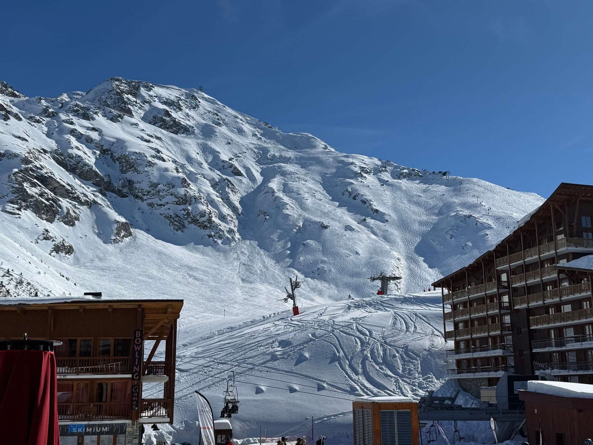 Verschneites Panorama über die Skipisten von Les Arcs 2000