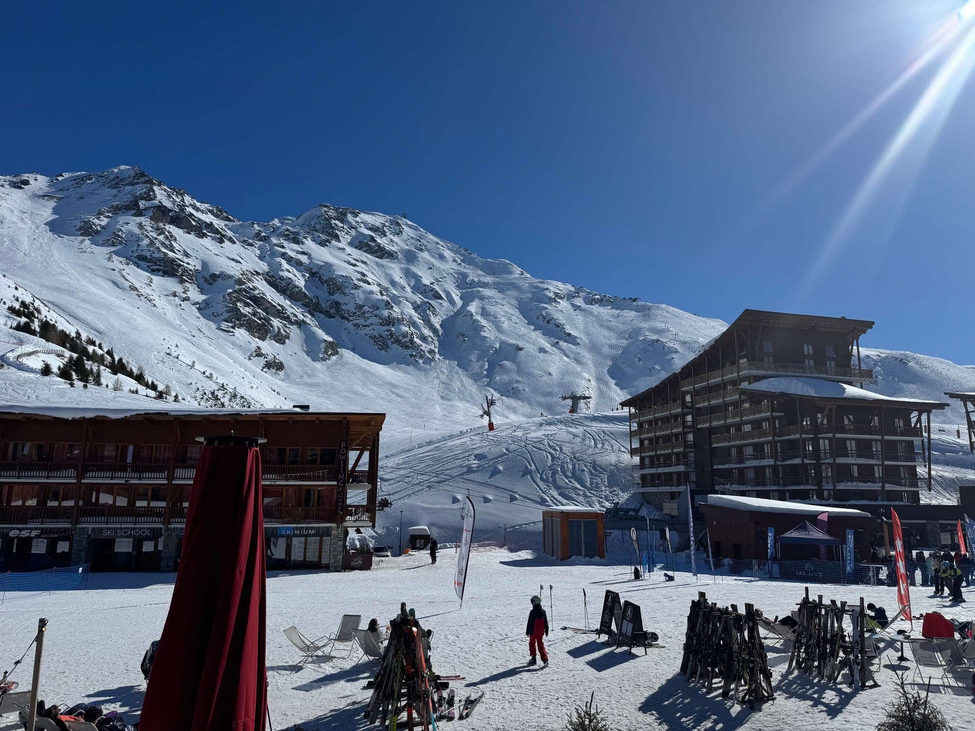 Skipisten und Schneefront unterhalb der Residenz