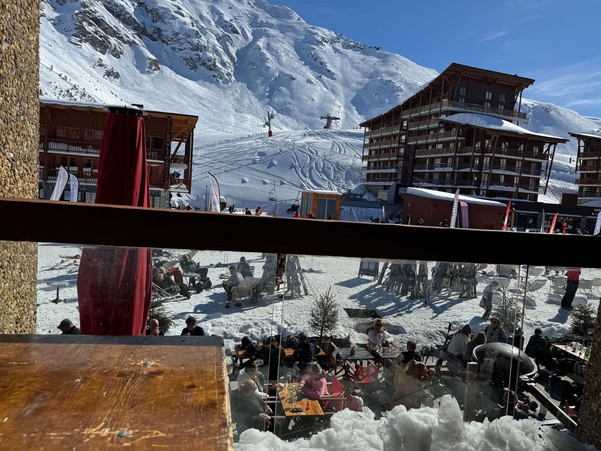 Sonnige Terrasse am Fuße der Pisten