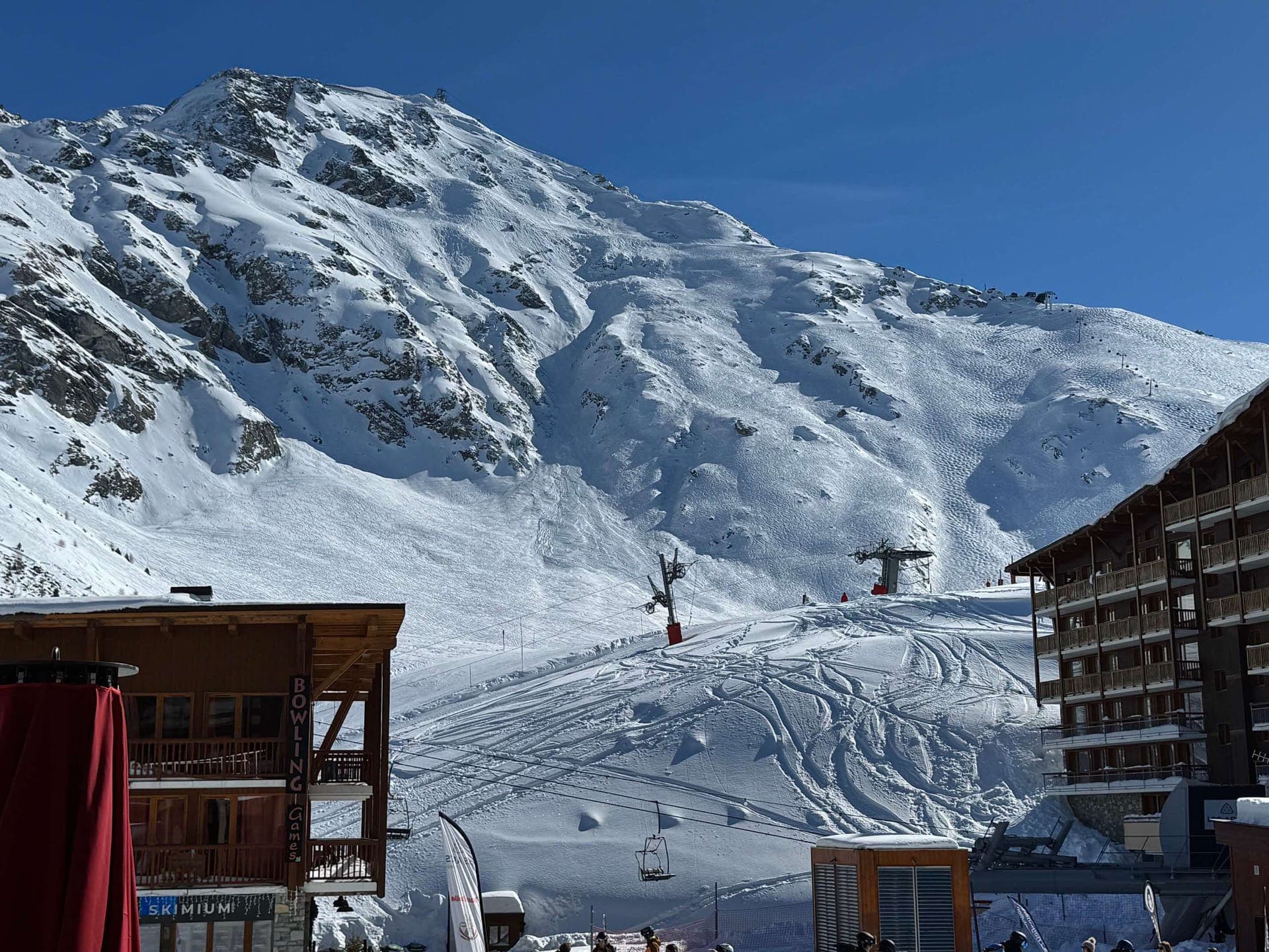 Winterblick auf die Aiguille Rouge und die Pisten von der Terrasse